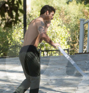EXKLUSIV - Tyler Posey raucht und räumt seine Garage Oben Ohne