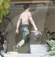 EXKLUSIV - Tyler Posey raucht und räumt seine Garage Oben Ohne