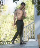 EXKLUSIV - Tyler Posey raucht und räumt seine Garage Oben Ohne