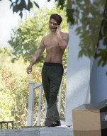 EXKLUSIV - Tyler Posey raucht und räumt seine Garage Oben Ohne