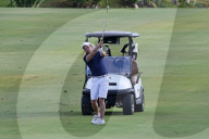 EXKLUSIV - Nick Jonas raucht auf dem Golfplatz in Honolulu