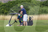EXKLUSIV - Nick Jonas raucht auf dem Golfplatz in Honolulu