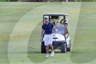 EXKLUSIV - Nick Jonas raucht auf dem Golfplatz in Honolulu