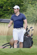 EXKLUSIV - Nick Jonas raucht auf dem Golfplatz in Honolulu