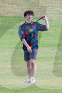 EXKLUSIV - Nick Jonas raucht auf dem Golfplatz in Honolulu