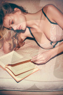 PEOPLE - Bregje Heinen zeigt Lingerie von Skivvies 'Darling of Mystery'