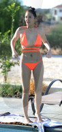 EXKLUSIV - Chloe Goodman zeigt im Bikini ihre Blinddarm-Op Narben