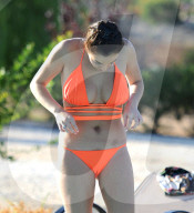 EXKLUSIV - Chloe Goodman zeigt im Bikini ihre Blinddarm-Op Narben