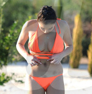 EXKLUSIV - Chloe Goodman zeigt im Bikini ihre Blinddarm-Op Narben