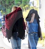 PEOPLE - Suki Waterhouse mit ihrer Schwester Immy 'undercover' unterwegs