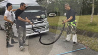 FEATURE - Riesenschreck: Schulbusfahrer findet Kobra unter der Motorhaube