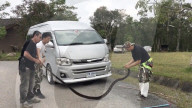 FEATURE - Riesenschreck: Schulbusfahrer findet Kobra unter der Motorhaube