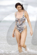 EXKLUSIV - Queensland: Lisa Snowdon entspannt sich vor dem 'Junge Camp' am Beach 