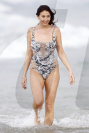EXKLUSIV - Queensland: Lisa Snowdon entspannt sich vor dem 'Junge Camp' am Beach 