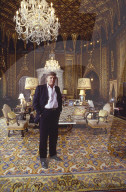PORTRAIT - Donald Trump posiert in seinem Haus in Palm Beach 1992