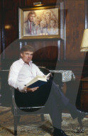 PORTRAIT - Donald Trump posiert in seinem Haus in Palm Beach 1992