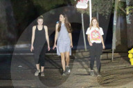 EXKLUSIV - Dakota Fanning macht mit Freundinnen einen Abendspaziergang
