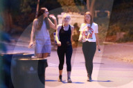 EXKLUSIV - Dakota Fanning macht mit Freundinnen einen Abendspaziergang