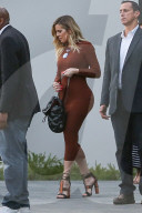 PEOPLE - Khloe Kardashian zeigt ihre üppigen Kurven im hautengen Kleid