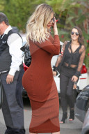 PEOPLE - Khloe Kardashian zeigt ihre üppigen Kurven im hautengen Kleid