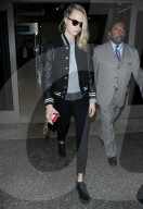 PEOPLE - Cara Delevingne trägt eine schwarze Bomberjacke