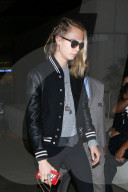 PEOPLE - Cara Delevingne trŠgt eine schwarze Bomberjacke