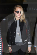 PEOPLE - Cara Delevingne trŠgt eine schwarze Bomberjacke