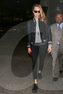 PEOPLE - Cara Delevingne trägt eine schwarze Bomberjacke