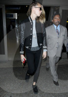PEOPLE - Cara Delevingne trägt eine schwarze Bomberjacke