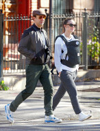 PEOPLE - Olivia Wilde und Jason Sudeikis gehen mit Baby Daisy spazieren