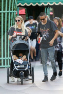 PEOPLE - Ashlee Simpson und Evan Ross verbringen einen Tag im Disneyland mit ihrer Familie
