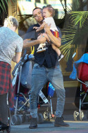PEOPLE - Ashlee Simpson und Evan Ross verbringen einen Tag im Disneyland mit ihrer Familie