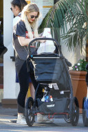 PEOPLE - Ashlee Simpson und Evan Ross verbringen einen Tag im Disneyland mit ihrer Familie