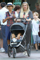 PEOPLE - Ashlee Simpson und Evan Ross verbringen einen Tag im Disneyland mit ihrer Familie