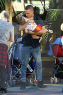 PEOPLE - Ashlee Simpson und Evan Ross verbringen einen Tag im Disneyland mit ihrer Familie