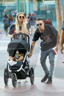 PEOPLE - Ashlee Simpson und Evan Ross verbringen einen Tag im Disneyland mit ihrer Familie