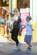 PEOPLE - Ashlee Simpson und Evan Ross verbringen einen Tag im Disneyland mit ihrer Familie