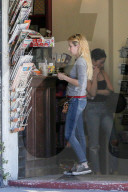 PEOPLE - Emma Roberts deckt sich mit Lesestoff ein 