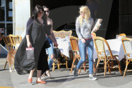 PEOPLE - Emma Roberts deckt sich mit Lesestoff ein 