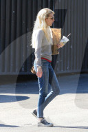 PEOPLE - Emma Roberts deckt sich mit Lesestoff ein 