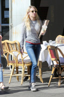 PEOPLE - Emma Roberts deckt sich mit Lesestoff ein 
