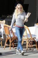 PEOPLE - Emma Roberts deckt sich mit Lesestoff ein 