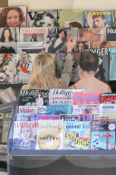 PEOPLE - Emma Roberts deckt sich mit Lesestoff ein 