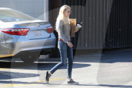 PEOPLE - Emma Roberts deckt sich mit Lesestoff ein 