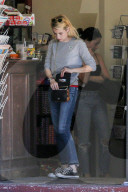 PEOPLE - Emma Roberts deckt sich mit Lesestoff ein 