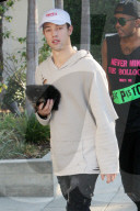 PEOPLE - Sofia Richie und Cameron Dallas nehmen ein kleines Hündchen mit zum Essen