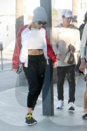 PEOPLE - Sofia Richie und Cameron Dallas nehmen ein kleines Hündchen mit zum Essen