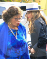 PEOPLE - La Toya Jackson mit ihrer Mutter Kathrine unterwegs