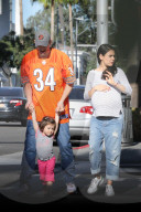 PEOPLE - Ashton Kutcher tollt mit seiner Tochter Wyatt herum