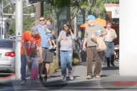 PEOPLE - Ashton Kutcher tollt mit seiner Tochter Wyatt herum